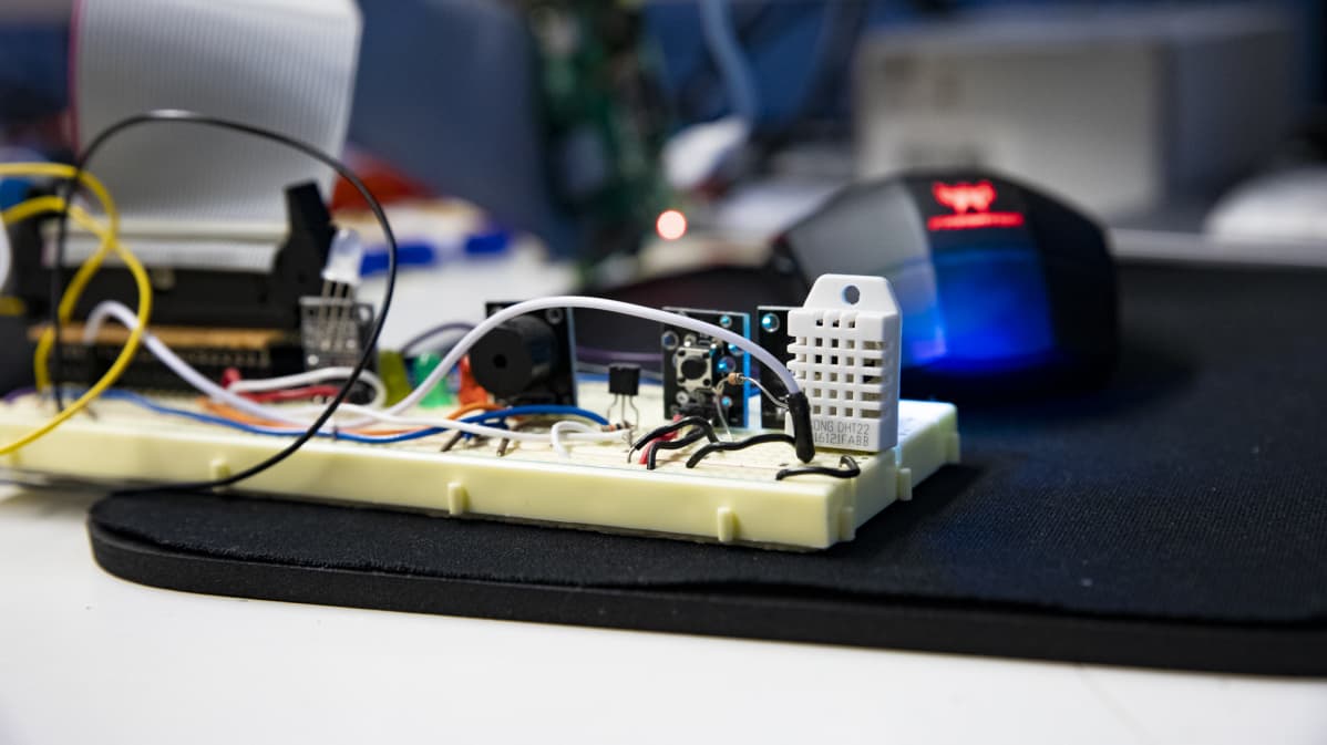 IoT-laite joka tunnistaa muun muassa lämpötiloja.