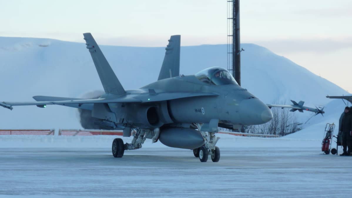 Kuvassa Hornet-hävittäjä.