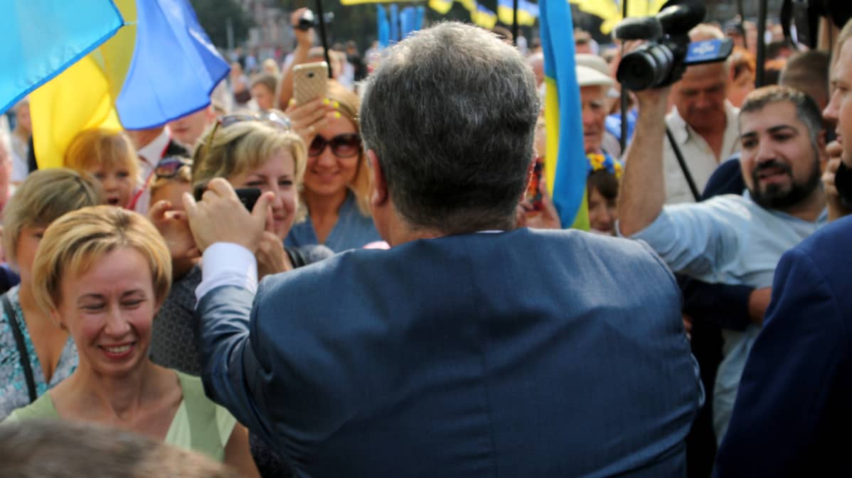 Petro Porošenko selin ihmisjoukon ympäröimänä Kiovassa.