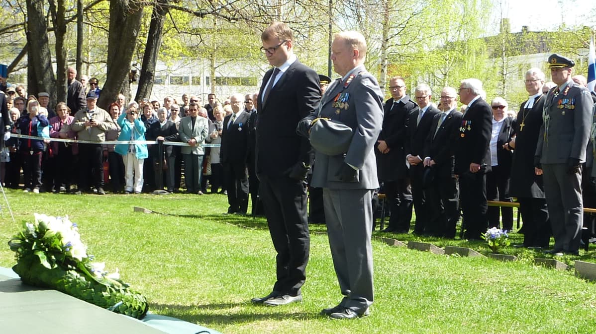 Valtiovallan seppeleen laski pääministeri Juha Sipilä. Vieressä eversti Petteri Rokka.