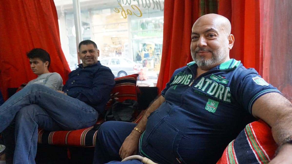 Barbourin kaupunginosassa ystävien kanssa istuskelleen Bilal Balludin mielestä libanonilaisten sisäisiä uskonnollisia jakoja liiotellaan.