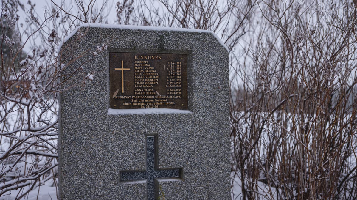 Hyryn partisaaniuhrien muistomerkki Suomussalmella.
