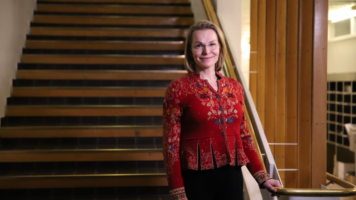 Ulla-Kirsikka Vainio portaissa