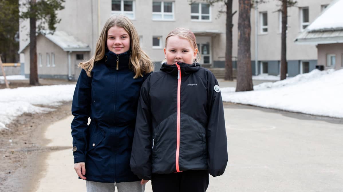 Ellen Tervahauta ja Siiri Saijets palasivat hyvillä mielin kouluun pitkän etäopetusjakson jälkeen.