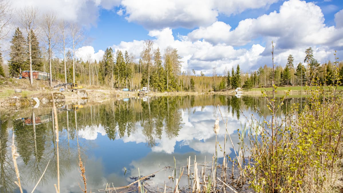 Lampi josta Jukka Kummunsalo juoksuttaa ravinteita kalan poikasille.