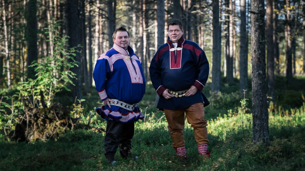 Saamelaiskäräjien 2020–2023 puheenjohtaja Tuomas Aslak Juuso ja toinen varapuheenjohtaja Leo Aikio.