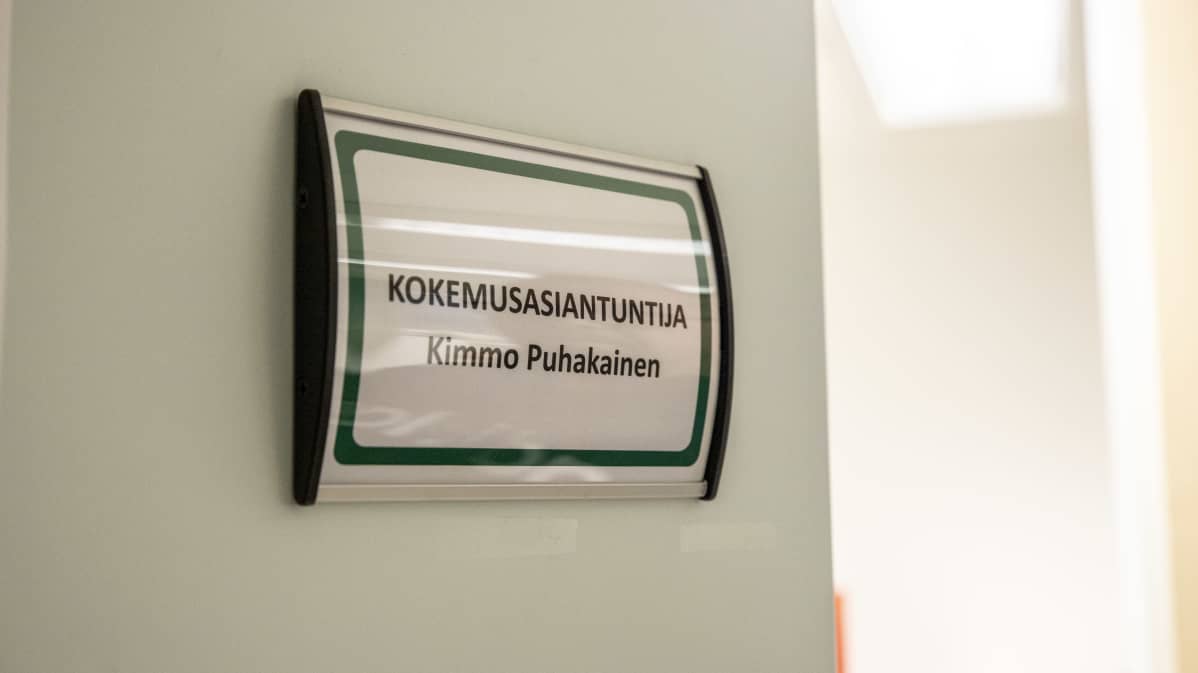 Nimikyltti Eksoten Kimmo Puhakaisen työhuoneen ovessa.