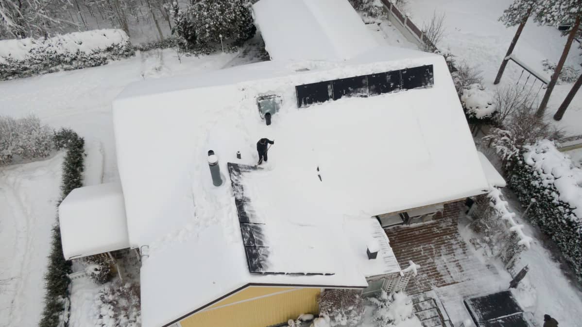Siipivirtojen aurinkosähköjärjestelmän enimmäisteho on 6 kilowattia. Kokonaan puhdistetun paneelirivistön alapuolella on vielä yksi sarja paneeleita kokonaan lumen peitossa.