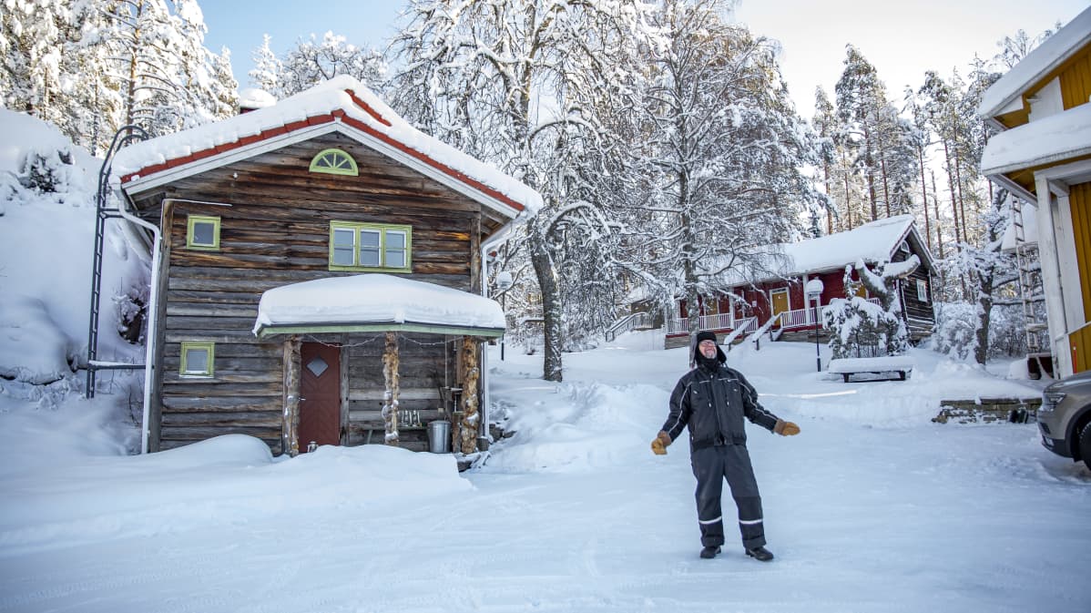 Timo Ruuska Valkinhovin pihalla.