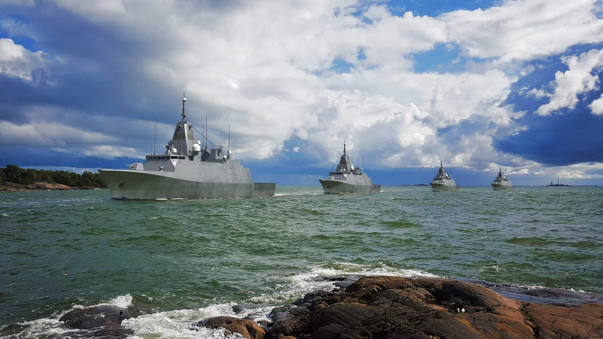Puolustusministeriön havainnekuvassa Laivue 2020 -hankkeen alukset lähestyvät Kustaanmiekkaa.