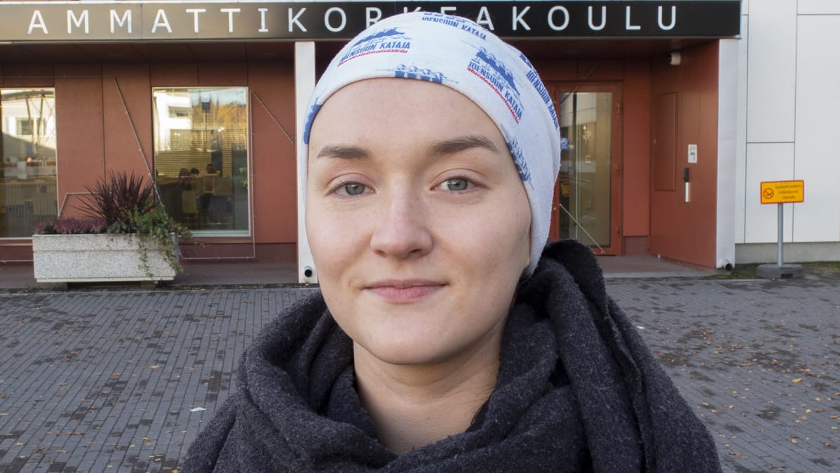 Riitu Kivinen opinahjonsa Tampereen ammattikorkekoulun edessä