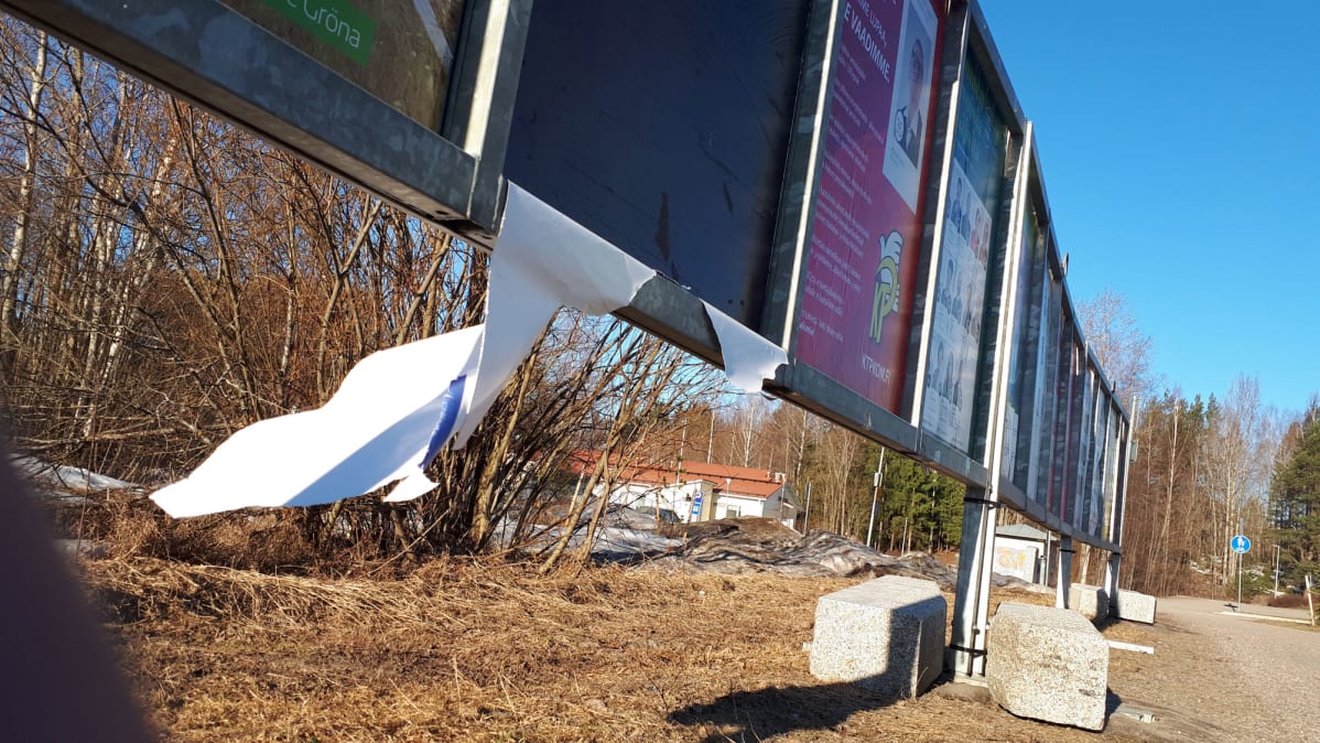 Revitty vaalimainos telineessä.