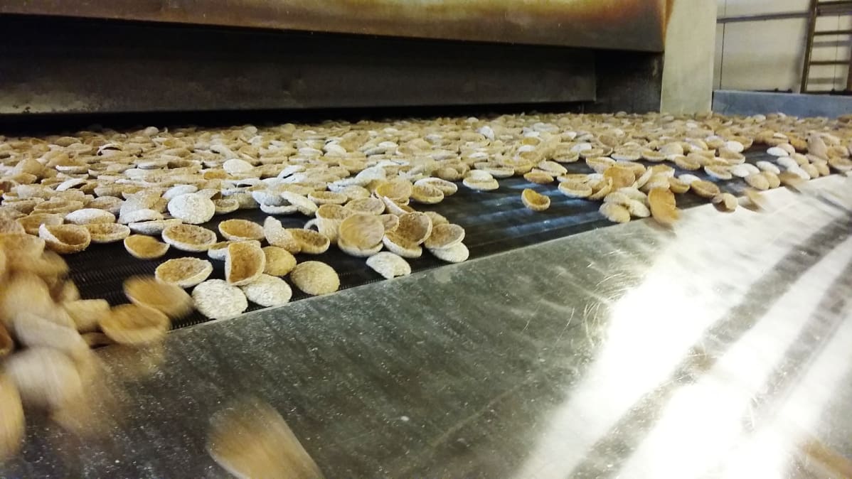 Ruissipsejä tuotantolinjastolla Linkosuon leipomossa