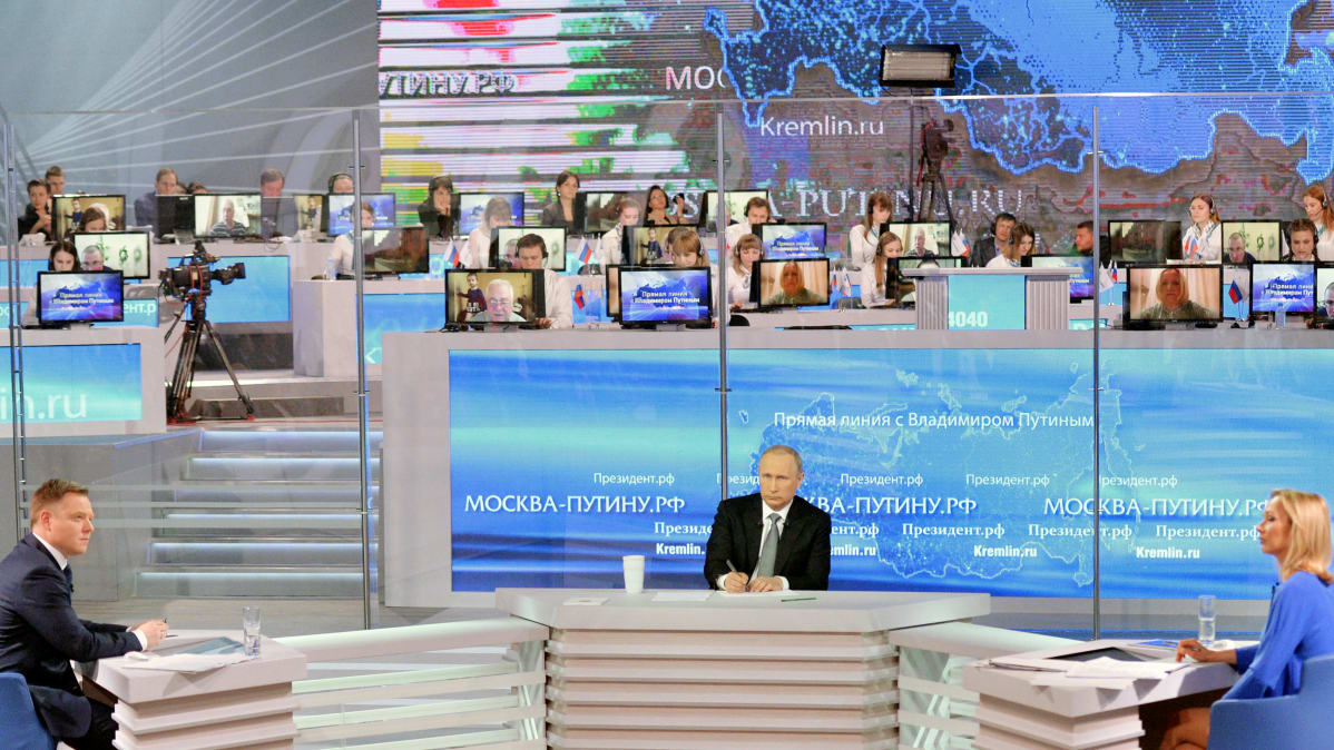 Vladimir Putin vastaa kansalaisten kysymyksiin tv-ohjelmassa.