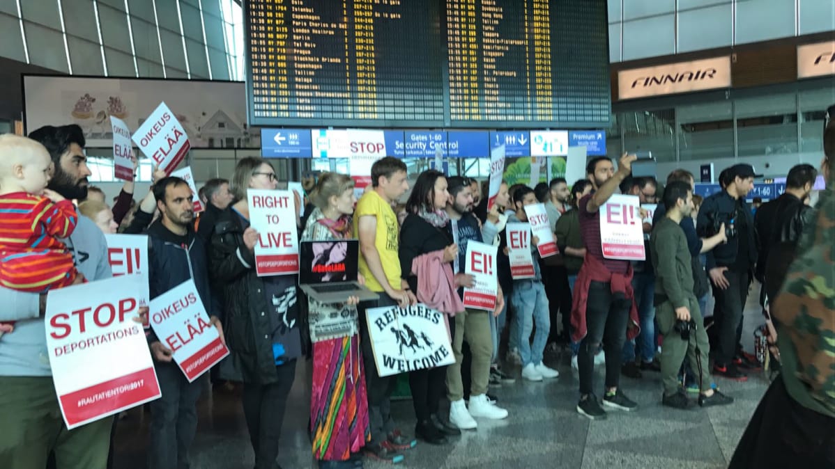 The demonstration Helsinki-Vantaa airport 24-year-old Iraqi girl forced to return against on 26 June. 