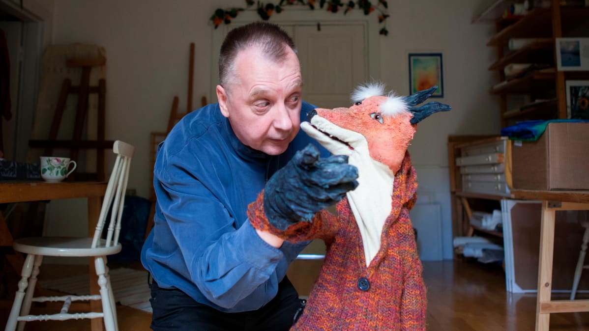 Matti Koskinen esiintyy Vekkulikettu-nuken kanssa.