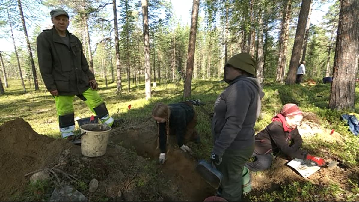 Kaivauksia saksalaisten Inarin Hyljelahdessa toisen maailmansodan aikaan sijainneella vankileirillä 8.8.2017