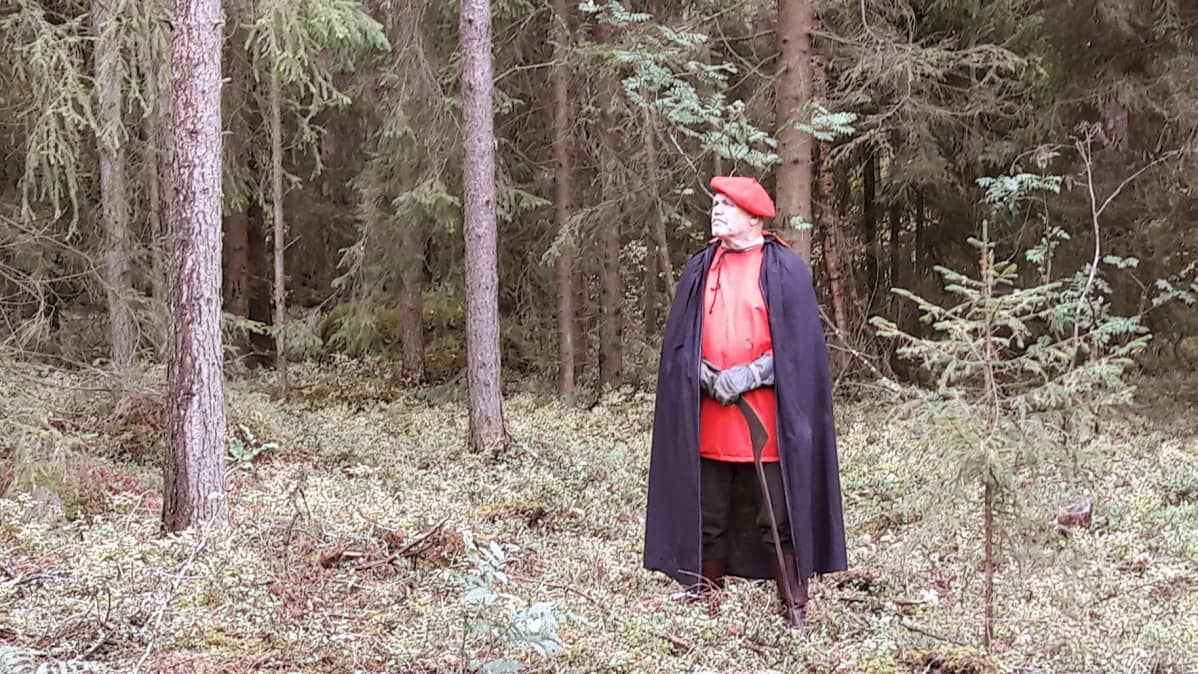 Pyöveliä dramatisoinnissa esittävä Markku Lento odottaa vuoroaan metsässä.