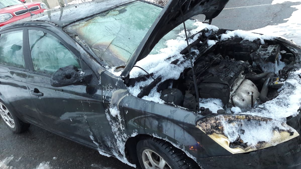 Tuhopoltossa palanut auto Lappeenrannan Skinnarilassa.