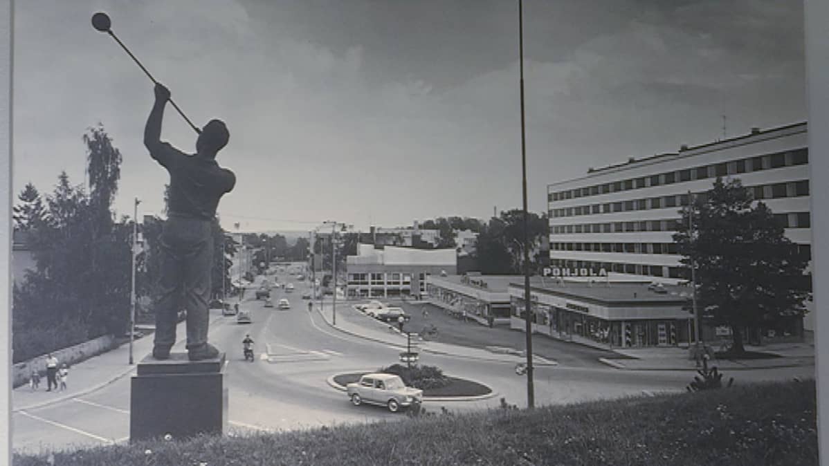 Lasinpuhaltajapatsas ja Keskuskatua 1960-luvulla.