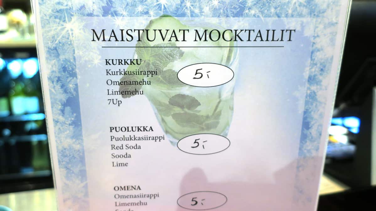 Maistuvat mocktailit -hinnasto baaritiskillä.