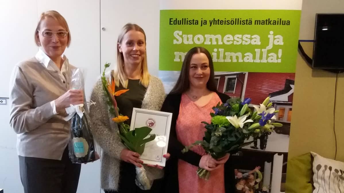 Hostellijärjestön pääsihteeri Irja Hanelius (vas.) ojensi Vuoden Hostelli 2018 palkinnon nuorisotyön johtaja Elina Kokolle ja hostellin johtaja Petra Miessmerille Suomenlinnassa.