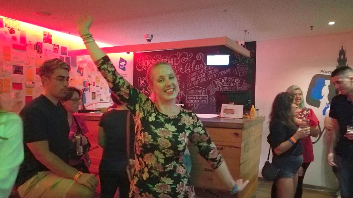 Hostellissa Portugalin Portossa Netta Eskola ja muut asukkaat intoutuivat tanssimaan hostellin aulassa yhteisen illallisen jälkeen.