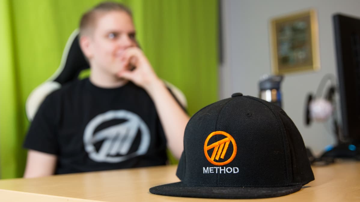 Otto Kaipiainen ja yhteistyötahon lippalakki.