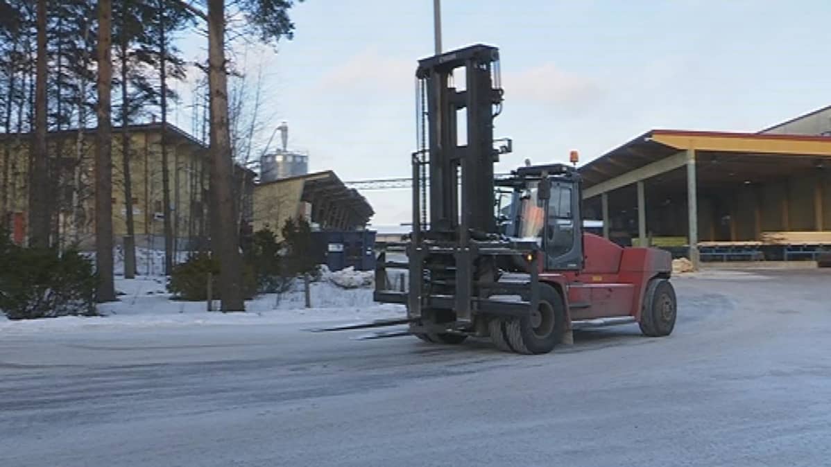 Joukkohaudan muistomerkki sijaitsee keskellä teollisuusaluetta Vierumäellä.