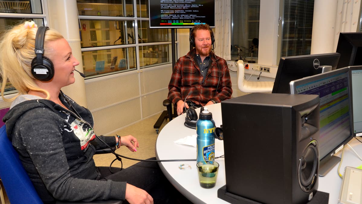 Mari ja Jouni Hynynen Yle Lappeenrannan studiossa.