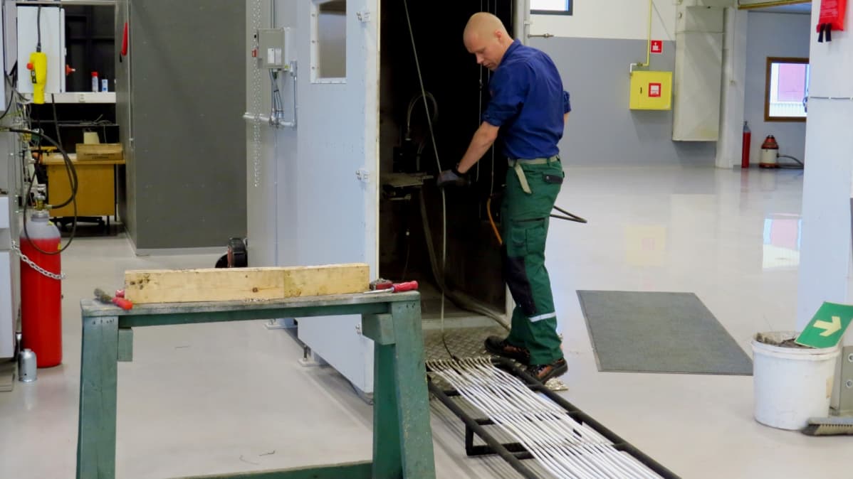 Sähköjohtojen palamista testataan kaapelitehtaan laboratoriossa Keuruulla