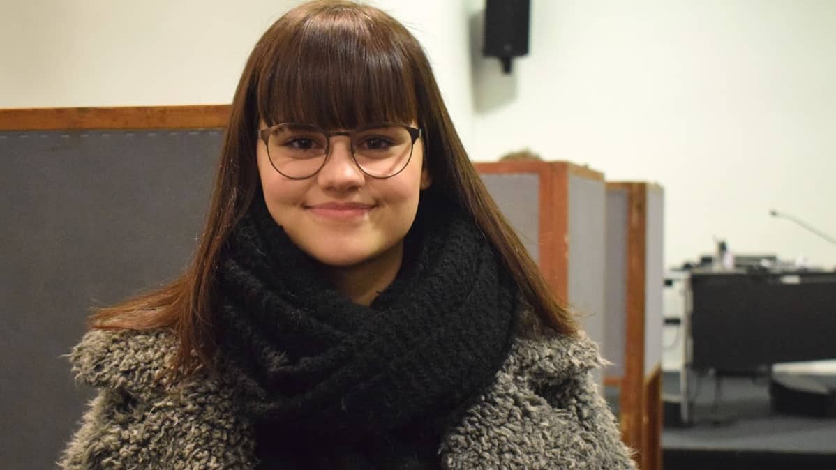 Elina Auvinen on käynyt vanhempiensa mukana äänestyskopissa jo pienestä pitäen.
