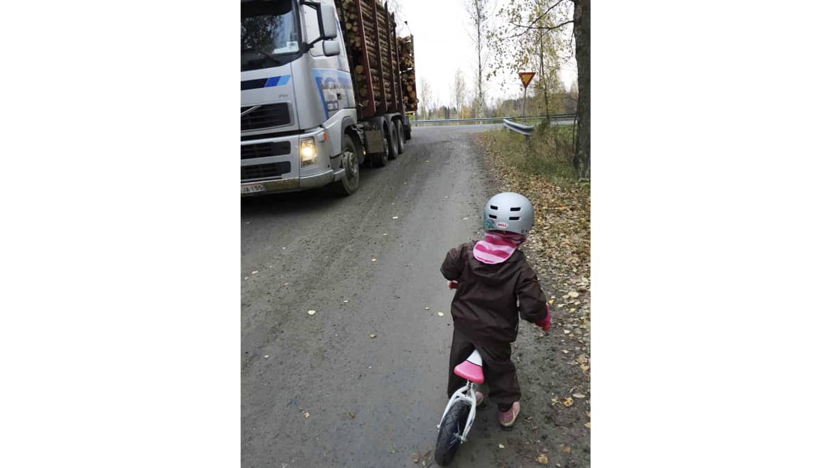 Lapsi ja rekka pikkutiellä