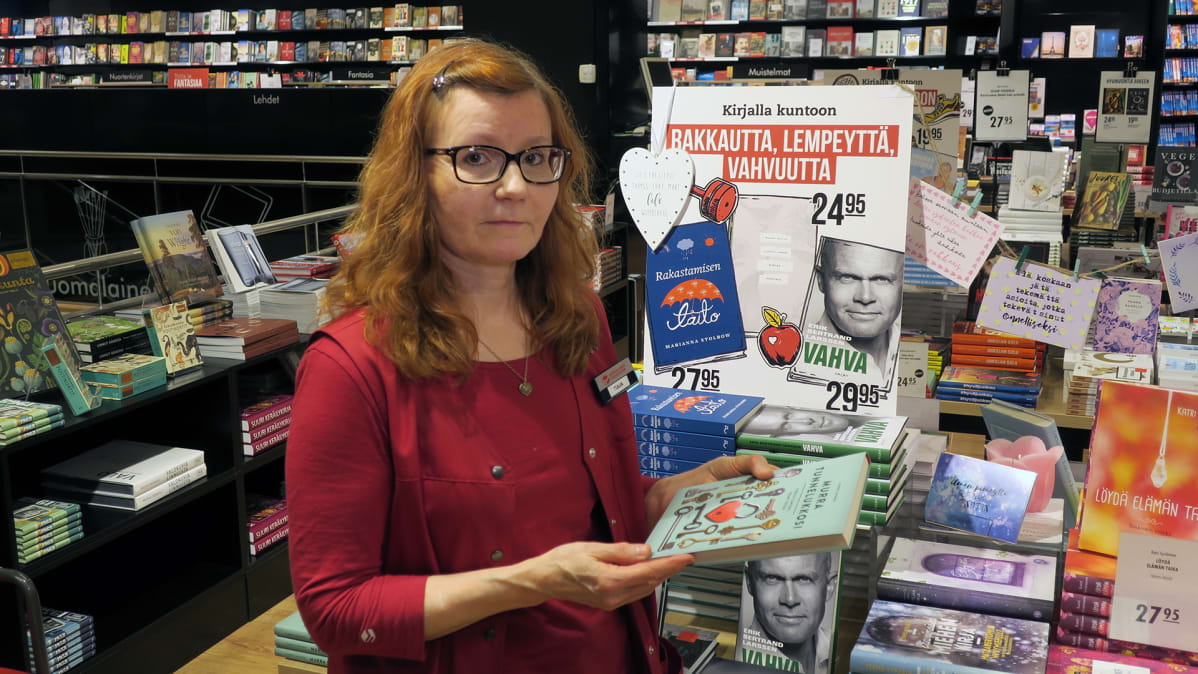 Myymälävastaava Tuija Tapanainen.