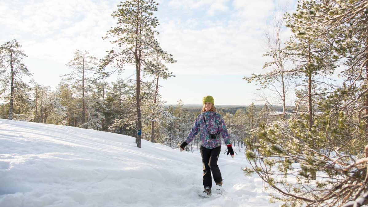 Kaisa Merilahti lumikenkäilee Kajaanin Akkovaaralla.
