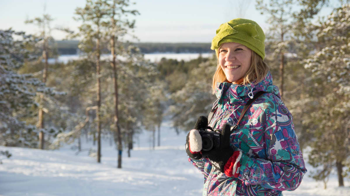 Bloggaaja Kaisa Merilahti pitelee kameraa.