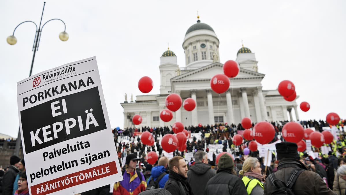 Aktiivimalli-mielenosoitus Senaatintorilla.