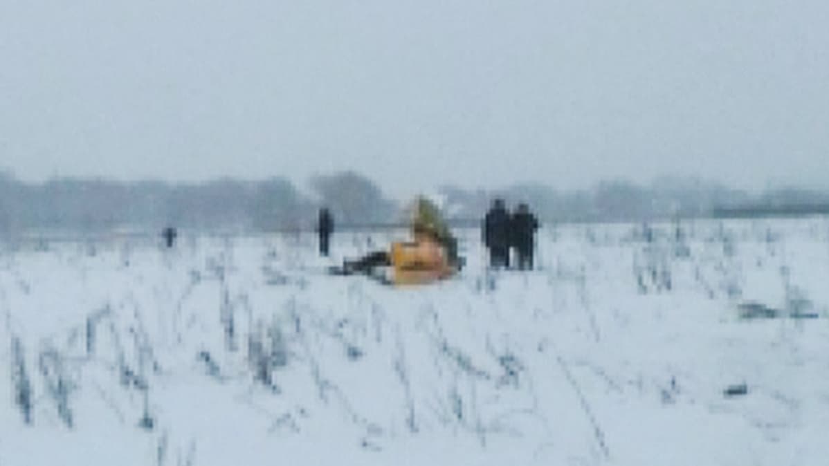 Moskovassa pudonneen Antonov An-148 -tyyppisen suihkumatkustajakoneen osa pellolla.