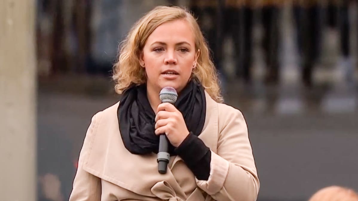 Camilla Jakobsson #metoo-mielenosoituksessa Sergelin torilla Tukholmassa lokakuussa.