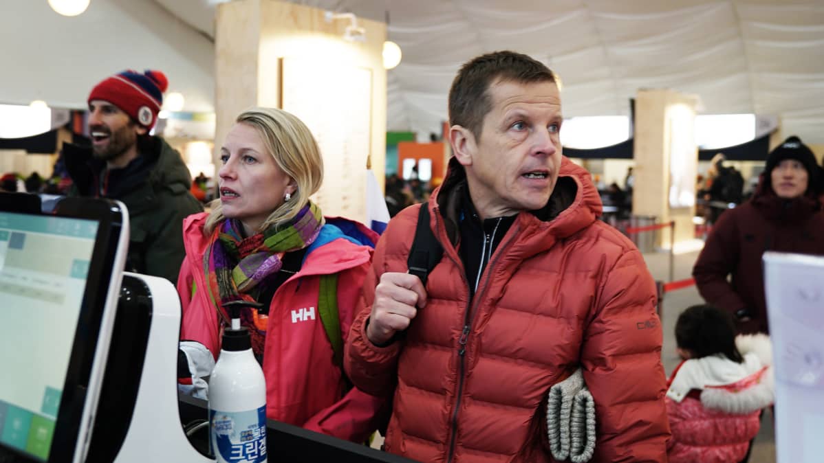 Pauli Jormanainen ja Merja Hiltunen tutkivat ruokavaihtoehtoja ruokahallissa. Lounasaikaan pöydissä on hyvin tilaa.