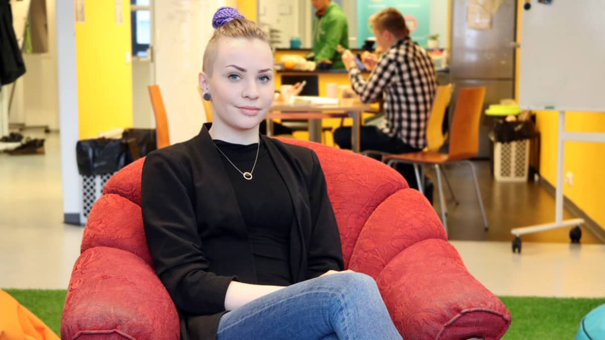 Freelancer Riikka Keskitalo co-working tilassa
