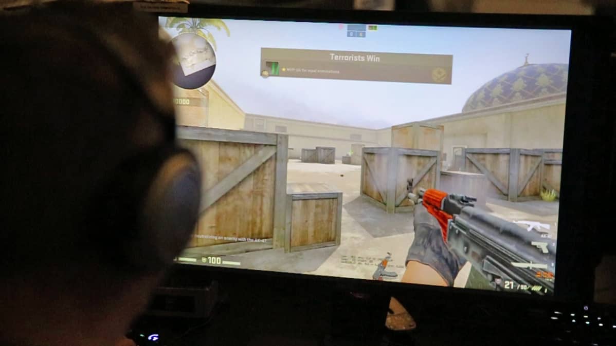 Samu Leirilaakso pelaa Counterstrikea