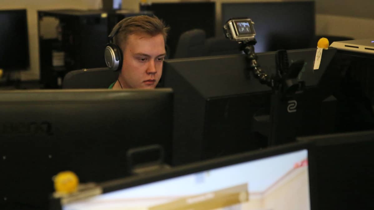 Samu "uli" Leirilaakso pelaamassa Counterstrikea