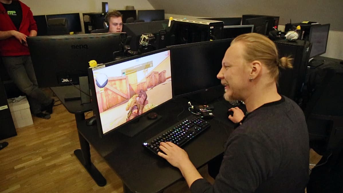 Kaksi miestä pelaa Counterstrikea