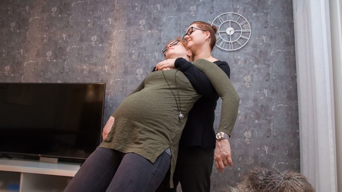 Doula auttaa raskaana olevaa naista rentoutumaan.