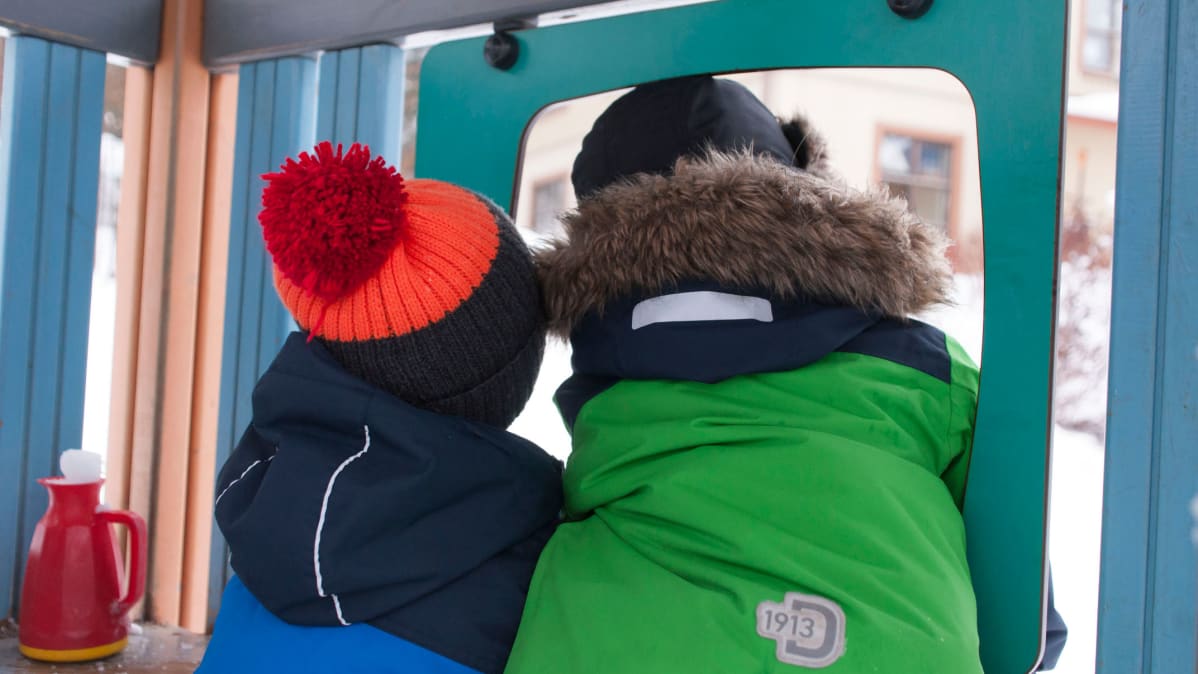 Päiväkotilapset leikkivät ulkoilmassa.