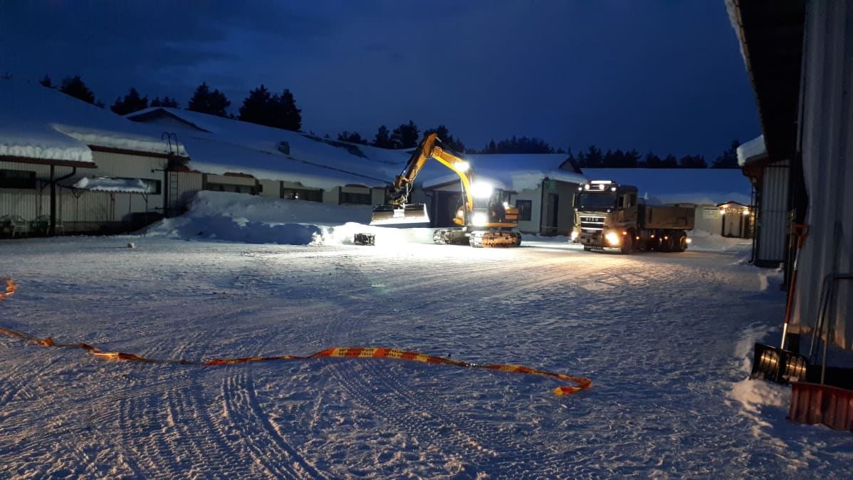 Rautalampilaisen huonekaluvalmistajan Sepon kalusteen katolta poistetaan lunta.