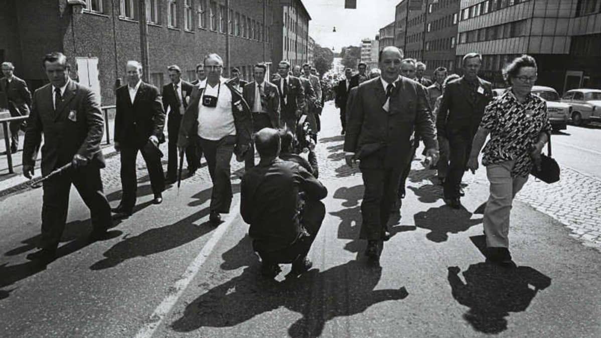 SMP:n puoluekokous 1974. Veikko Vennamo marssii kulkueessa.