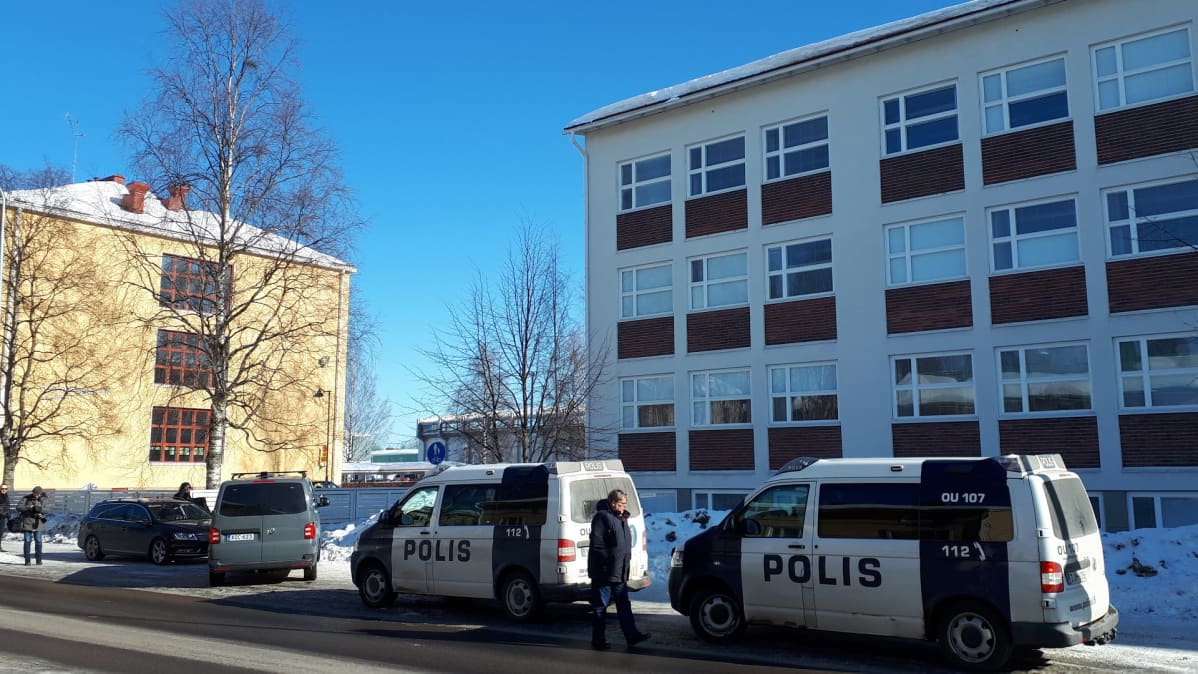 Poliisioperaatio Teuvo Pakkalan koululla.