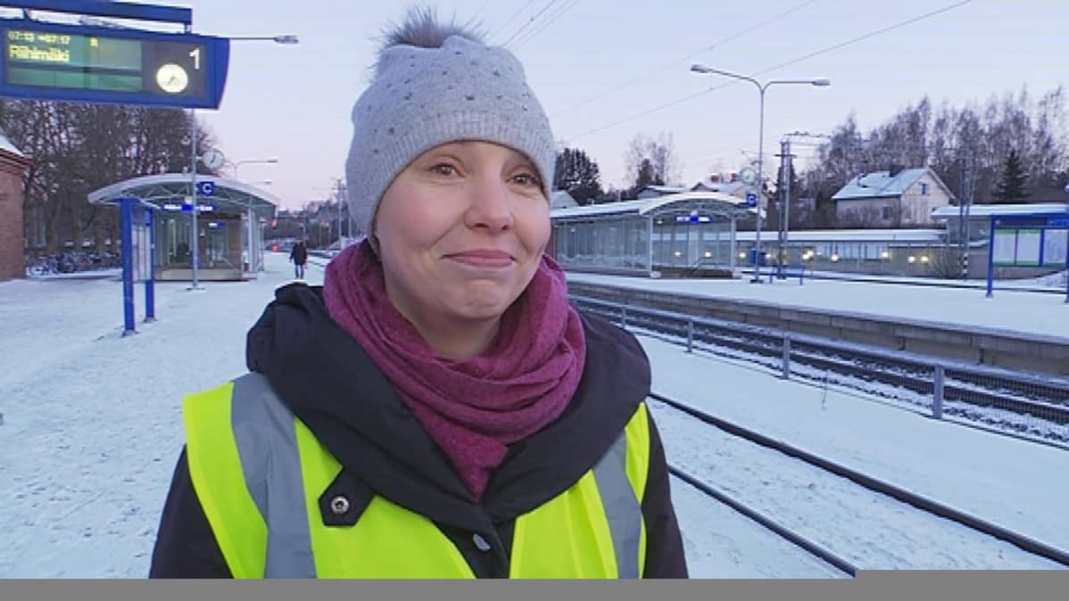 Hämeenlinnalainen Mirva Harju osoittamassa mieltään Hämeenlinnan rautatieasemalla.